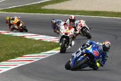 Maverick Viñales, Team Suzuki MotoGP, et Yonny Hernandez, Pramac Racing Ducati