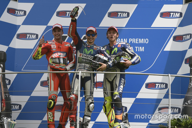 Podium : le deuxième Andrea Iannone, Ducati Team, le vainqueur Jorge Lorenzo et le troisième Valentino Rossi, Yamaha Factory Racing