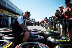 Neumáticos Pirelli trabajados por un mecánico de McLaren