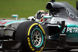 Lewis Hamilton, Mercedes AMG F1 W06 saluda a los fans
