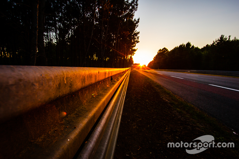 25 Hours of Le Mans track ambiance at sunset