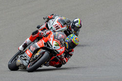 Chaz Davies, Ducati Superbike Team, davanti a Leon Haslam, Red Devils Roma