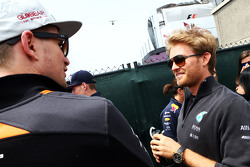 Nico Hulkenberg, Sahara Force India F1 et Nico Rosberg, Mercedes AMG F1 lors de la parade des pilotes