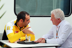 Cyril Abiteboul, Renault Sport F1 Director Gerente con Charlie Whiting, delegado de la FIA