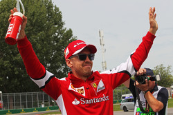 Sebastian Vettel, de Ferrari en el desfile de los pilotos
