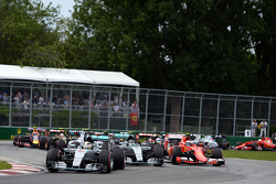 Льюис Хэмилтон, Mercedes AMG F1 W06, возглавляет гонку после старта