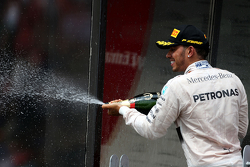 Podio: Primer lugar, Lewis Hamilton, Mercedes AMG F1