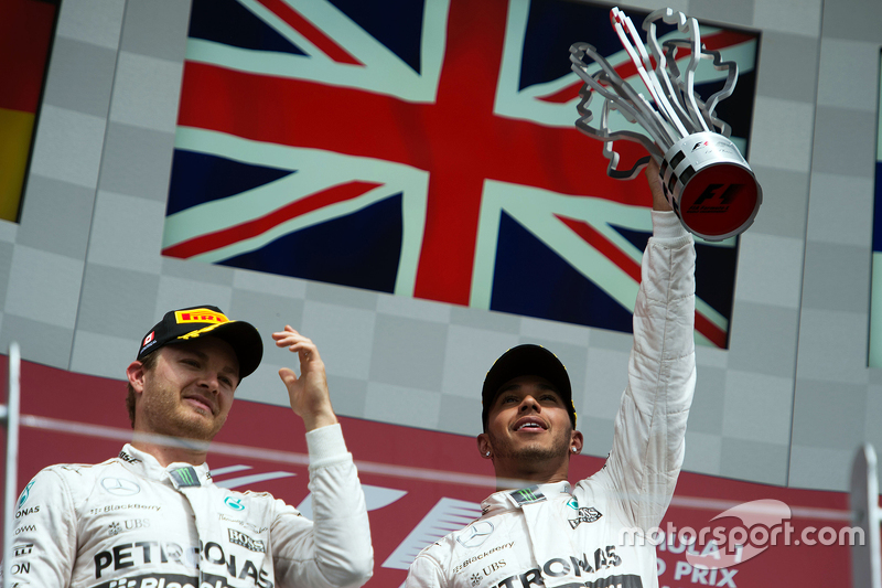 Podium: Race winner Lewis Hamilton, Mercedes AMG F1 and second place Nico Rosberg, Mercedes AMG F2