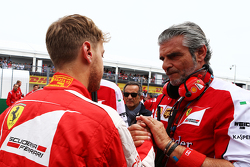 Sebastian Vettel, Ferrari con Maurizio Arrivabene, Ferrari director del equipo en la parrilla