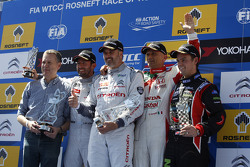 Primer lugar, Yvan Muller, Citroën C-Elysée WTCC, Citroën World Touring Car team, segunda posición,