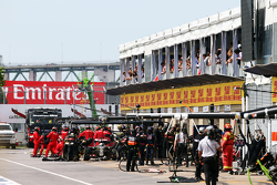 Romain Grosjean, Lotus F1 E23, hace una parada en pits no planeada