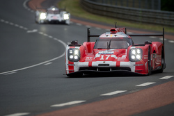 #17 Porsche Team Porsche 919 Hybrid: Timo Bernhard, Mark Webber, Brendon Hartley