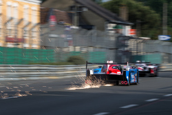 Las chispas vuelan detrás del # 21 Nissan Motorsports Nissan GT-R LM NISMO: Tsugio Matsuda, Lucas Or