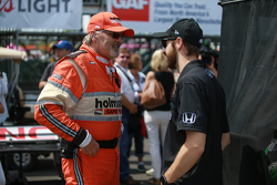 James Hinchcliffe retrouve un membre du Holmatro Safety Team