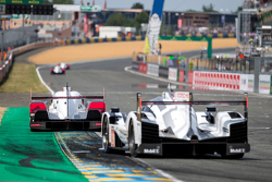 #9 Audi Sport Team Joest Audi R18 e-tron quattro : René Rast, Filipe Albuquerque, Marco Bonanomi, suivi de près par la #19 Porsche Team Porsche 919 Hybrid : Nico Hulkenberg, Nick Tandy, Earl Bamber
