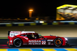 日产车队22号日产GT-R LM NISMO:哈里·廷克内尔,阿历克斯·邦科姆、迈克尔·克鲁姆