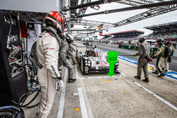 Pitstop voor #19 Porsche Team Porsche 919 Hybrid: Nico Hulkenberg, Nick Tandy, Earl Bamber
