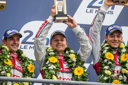 LMP1 pódio: vencedores Porsche Team: terceiro lugar Audi Sport Team Joest Audi R18 e-tron quattro: Marcel Fässler, Andre Lotterer, Benoit Tréluyer