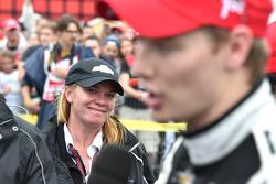 Sarah Fisher beobachtet, wie 1. Josef Newgarden, CFH Racing, Chevrolet, mit der Presse spricht