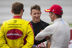 Landon Cassill, A.J. Allmendinger, Jamie McMurray esperan el retraso por la lluvia