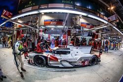 Parada d pits para el  #8 Audi Sport Team Joest Audi R18 e-tron quattro: Lucas di Grassi, Loic Duval, Oliver Jarvis