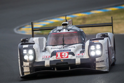 #19 Porsche Team Porsche 919 Hybrid: Nico Hulkenberg, Nick Tandy, Earl Bamber