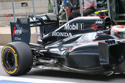 Дженсон Баттон, McLaren MP4-30 кришка двигуна Andзадня підвіска в деталях