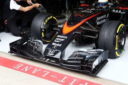 Fernando Alonso, McLaren MP4-30 avec un nouvel aileron avant