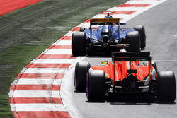 Felipe Nasr, Sauber C34 devant Roberto Merhi, Manor F1 Team