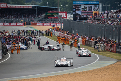 #19 Porsche Team Porsche 919 Hybrid: Nico Hulkenberg, Nick Tandy, Earl Bamber heads to recon lap