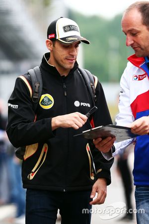 Pastor Maldonado, Lotus F1 Team, firma cosas para los aficionados.