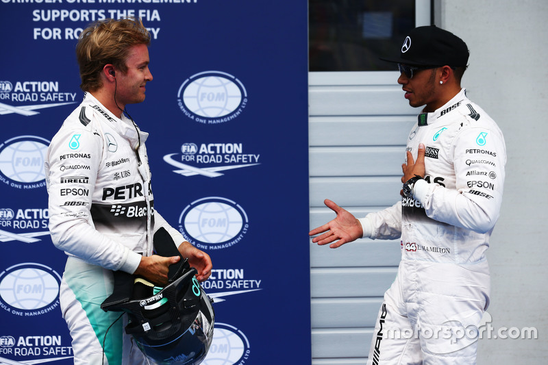 Segundo Nico Rosberg, Mercedes AMG F1 com companheiro de equipe e pole Lewis Hamilton, Mercedes AMG F1