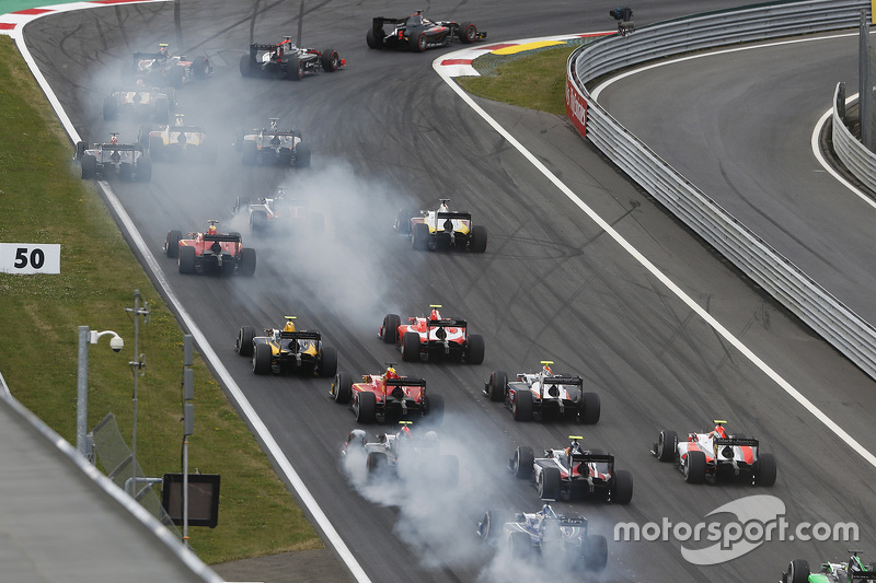 Старт: Стоффель Вандорн, ART Grand Prix лидирует