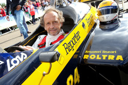 Pierluigi Martini en un Minardi en el desfile de leyendas
