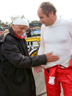 Niki Lauda, Aufsichtsratsvorsitzender Mercedes AMG F1, und Gerhard Berger bei der Legenden-Parade
