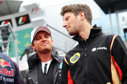 Нико Росберг, Mercedes AMG F1 и Ромен Грожан, Lotus F1 Team на параде пилотов