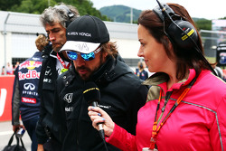 Fernando Alonso, McLaren, mit Lee McKenzie, BBC-Reporter, in der Startaufstellung