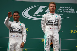 Podio: segundo lugar, Lewis Hamilton y Nico Rosberg ganador, Mercedes AMG F1