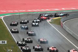 Nico Rosberg, Mercedes AMG F1 W06 leads en el inicio de a carrera