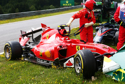 Der beschädigte Ferrari SF15-T von Kimi Räikkönen, Ferrari, nach seinem Ausfall