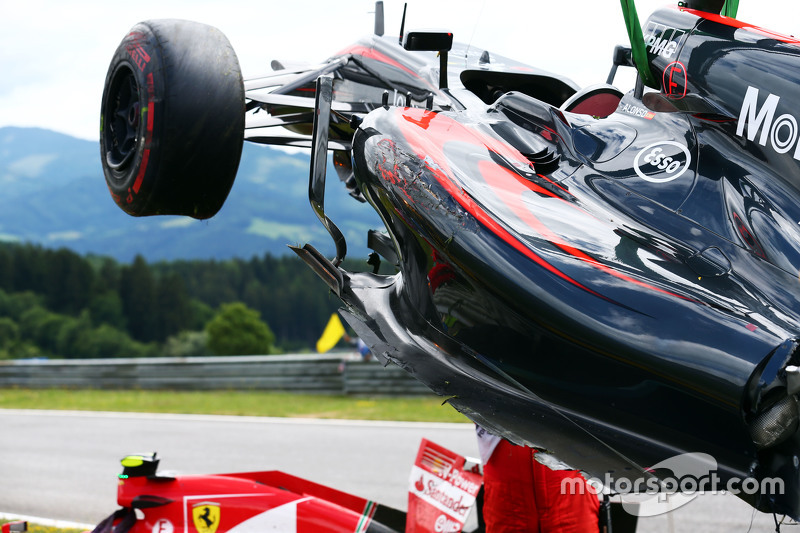 damaged McLaren MP4-30 of Fernando Alonso, McLaren