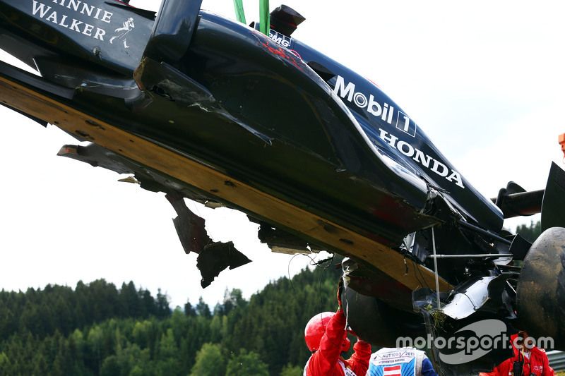 El McLaren MP4-30 dañado de Fernando Alonso, McLaren