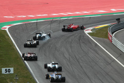 Себастьян Феттель, Ferrari SF15-T едет впереди Валттери Боттаса, Williams FW37 который блокирует кол