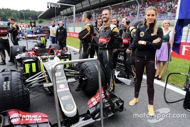 Carmen Jorda, Entwicklungsfahrerin Lotus F1 Team, in der Startaufstellung