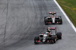Romain Grosjean, Lotus F1 E23 devant son équipier Pastor Maldonado, Lotus F1 E23