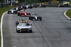 Nico Rosberg, Mercedes AMG F1 W06 lleva detrás del coche de seguridad de la FIA