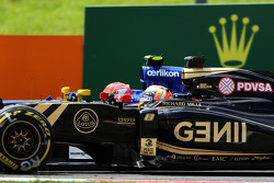 Romain Grosjean, Lotus F1 E23 y Felipe Nasr, Sauber C34, pelean por la posición