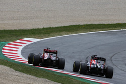 Max Verstappen, Scuderia Toro Rosso STR10 et Daniel Ricciardo, Red Bull Racing RB11 en lutte pour une position