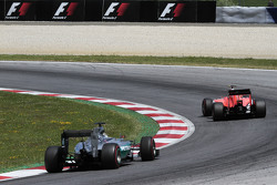 Roberto Merhi, Manor F1 Team devant Lewis Hamilton, Mercedes AMG F1 W06