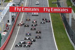 Nico Rosberg, Mercedes AMG F1 W06 e colega de equipe Lewis Hamilton, Mercedes AMG F1 W06 batalham pela liderança no começo da corrida